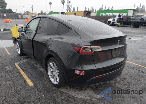2024 Tesla Model Y Long Range Dual Motor All-Wheel Drive/Rwd z USA, uszkodzony, nr VIN 7SAYGDED2RF044228